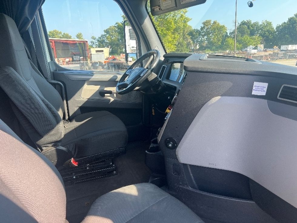 Sleeper Tractor-Heavy Duty Tractors-Freightliner-2020-T12664ST-Hammond-LA-323,494\n\t\tmiles-$ 77,750 - Image 15