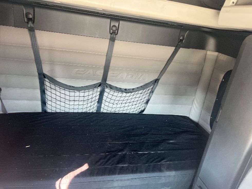 Sleeper Tractor-Heavy Duty Tractors-Freightliner-2020-T12664ST-Hammond-LA-323,494\n\t\tmiles-$ 77,750 - Image 16