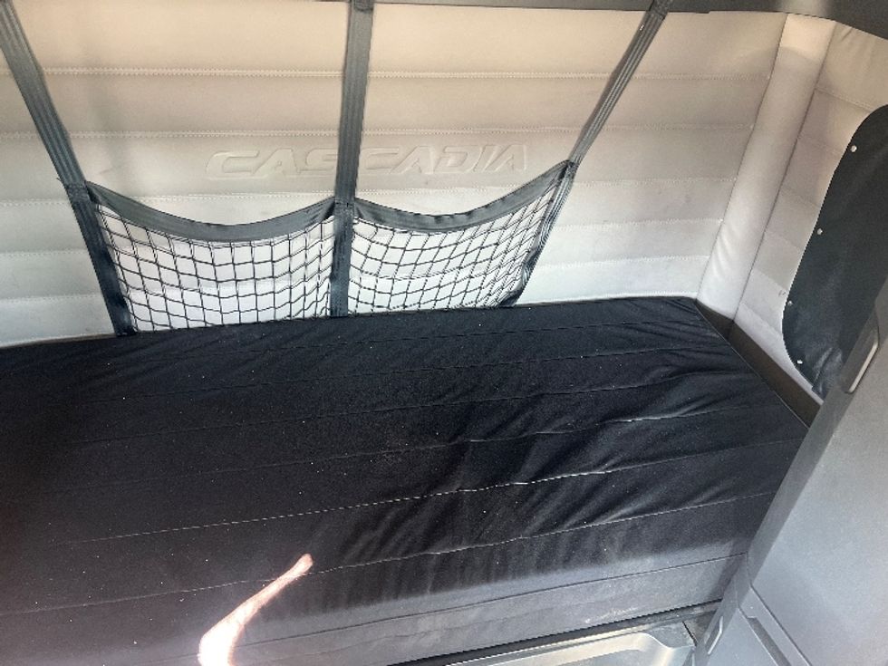 Sleeper Tractor-Heavy Duty Tractors-Freightliner-2020-T12664ST-Hammond-LA-323,494\n\t\tmiles-$ 77,750 - Image 17