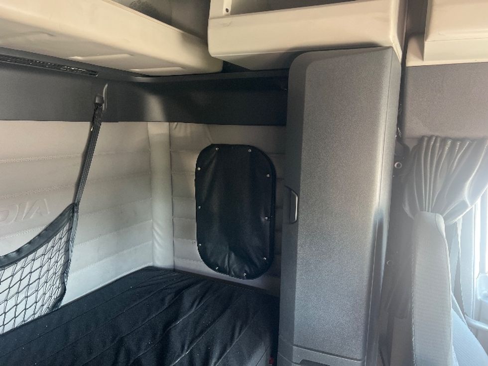 Sleeper Tractor-Heavy Duty Tractors-Freightliner-2020-T12664ST-Hammond-LA-323,494\n\t\tmiles-$ 77,750 - Image 18