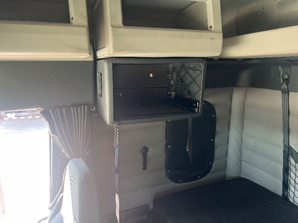 Sleeper Tractor-Heavy Duty Tractors-Freightliner-2020-T12664ST-Hammond-LA-323,494\n\t\tmiles-$ 77,750 - Image 19