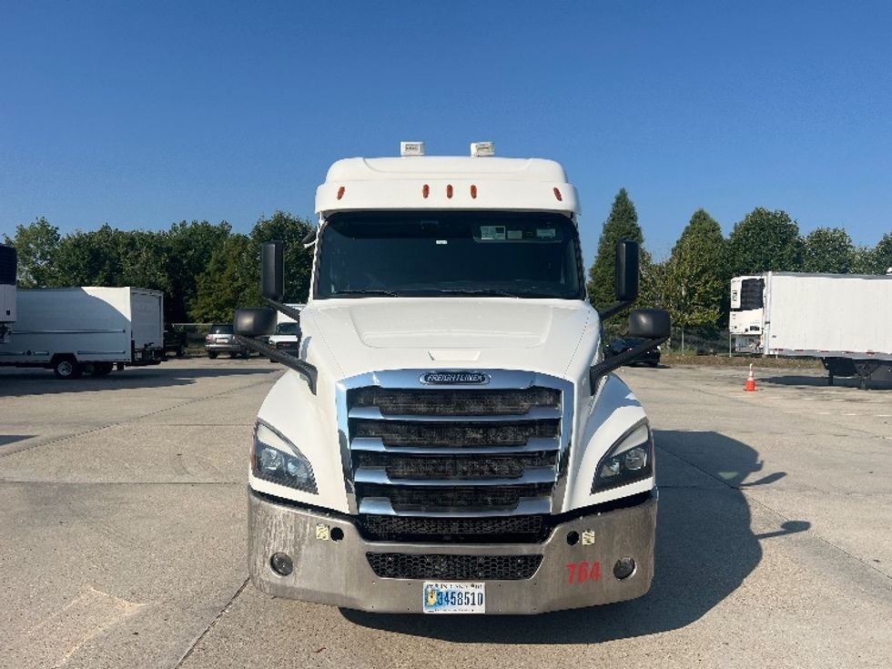 Sleeper Tractor-Heavy Duty Tractors-Freightliner-2020-T12664ST-Hammond-LA-323,494\n\t\tmiles-$ 77,750 - Image 2