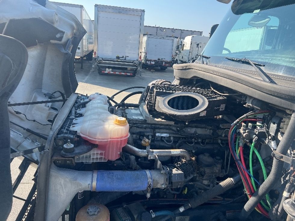 Sleeper Tractor-Heavy Duty Tractors-Freightliner-2020-T12664ST-Hammond-LA-323,494\n\t\tmiles-$ 77,750 - Image 21