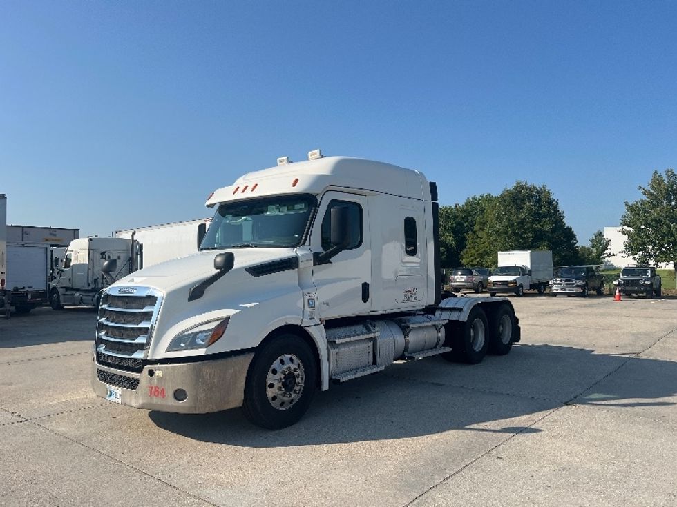 Sleeper Tractor-Heavy Duty Tractors-Freightliner-2020-T12664ST-Hammond-LA-323,494\n\t\tmiles-$ 77,750 - Image 3
