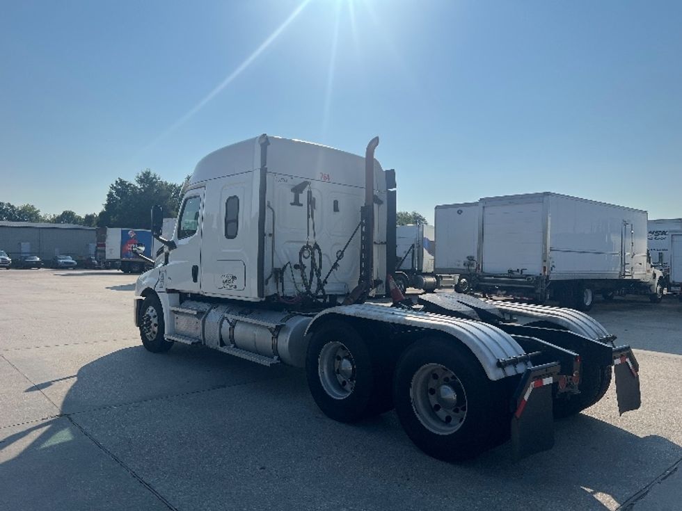 Sleeper Tractor-Heavy Duty Tractors-Freightliner-2020-T12664ST-Hammond-LA-323,494\n\t\tmiles-$ 77,750 - Image 5