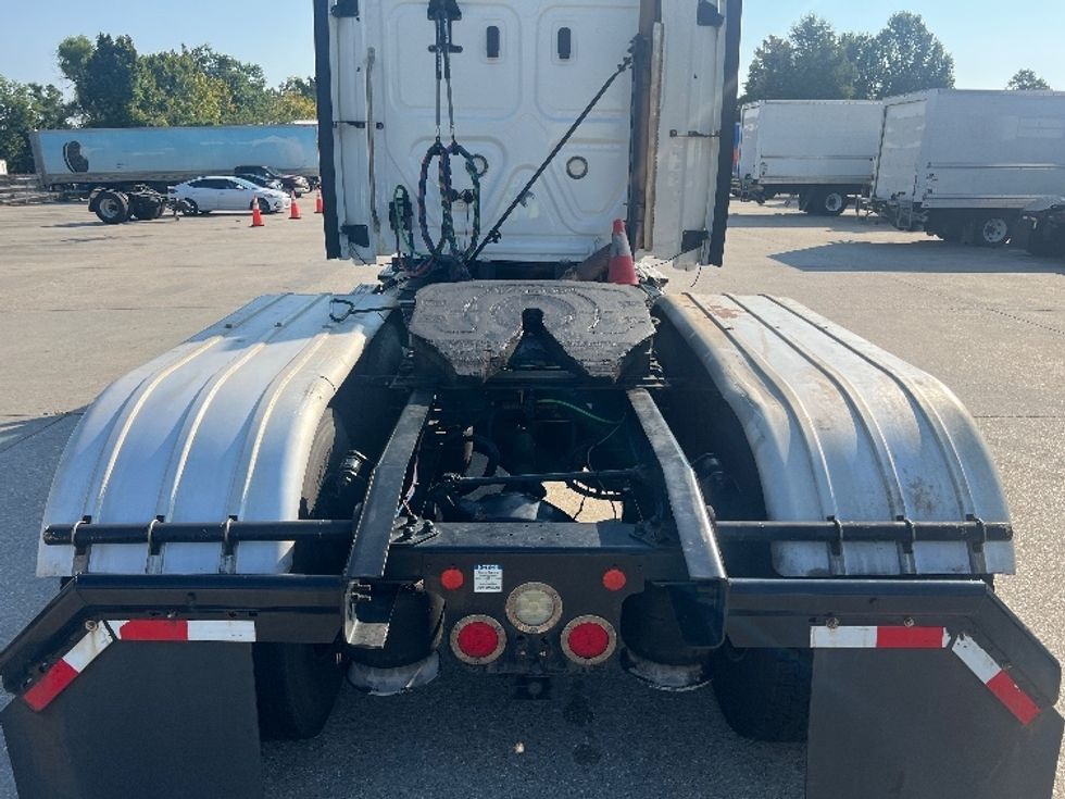 Sleeper Tractor-Heavy Duty Tractors-Freightliner-2020-T12664ST-Hammond-LA-323,494\n\t\tmiles-$ 77,750 - Image 6