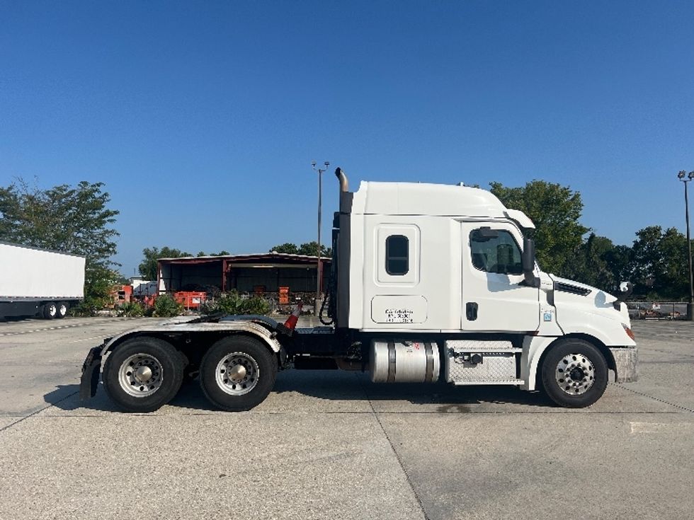 Sleeper Tractor-Heavy Duty Tractors-Freightliner-2020-T12664ST-Hammond-LA-323,494\n\t\tmiles-$ 77,750 - Image 8