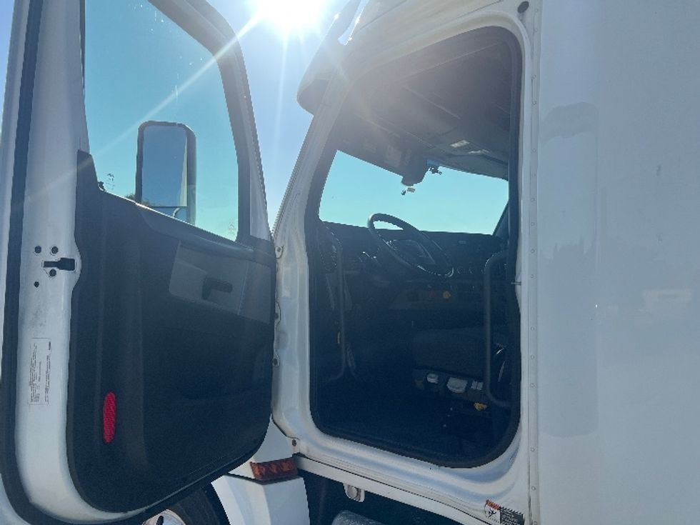 Sleeper Tractor-Heavy Duty Tractors-Freightliner-2020-T12664ST-Hammond-LA-323,494\n\t\tmiles-$ 77,750 - Image 9