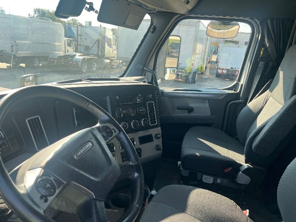 Sleeper Tractor-Heavy Duty Tractors-Freightliner-2020-T12664ST-Hammond-LA-376,542\n\t\tmiles-$ 74,750 - Image 10