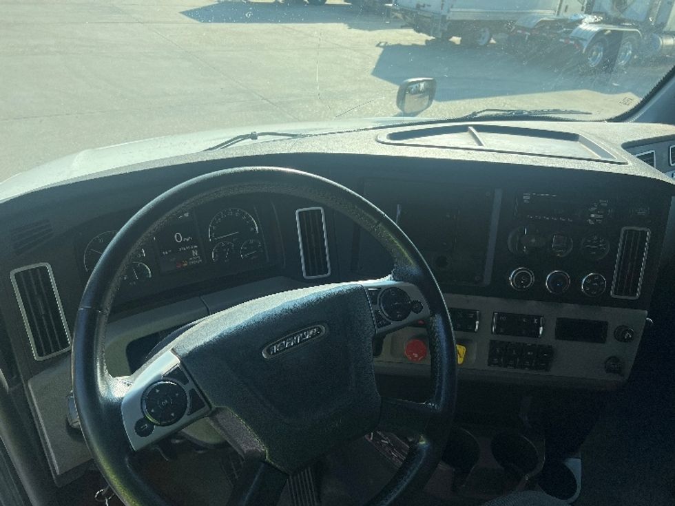 Sleeper Tractor-Heavy Duty Tractors-Freightliner-2020-T12664ST-Hammond-LA-376,542\n\t\tmiles-$ 74,750 - Image 11