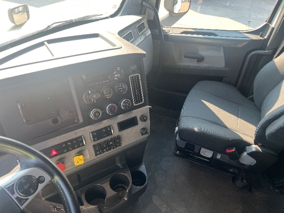 Sleeper Tractor-Heavy Duty Tractors-Freightliner-2020-T12664ST-Hammond-LA-376,542\n\t\tmiles-$ 74,750 - Image 12