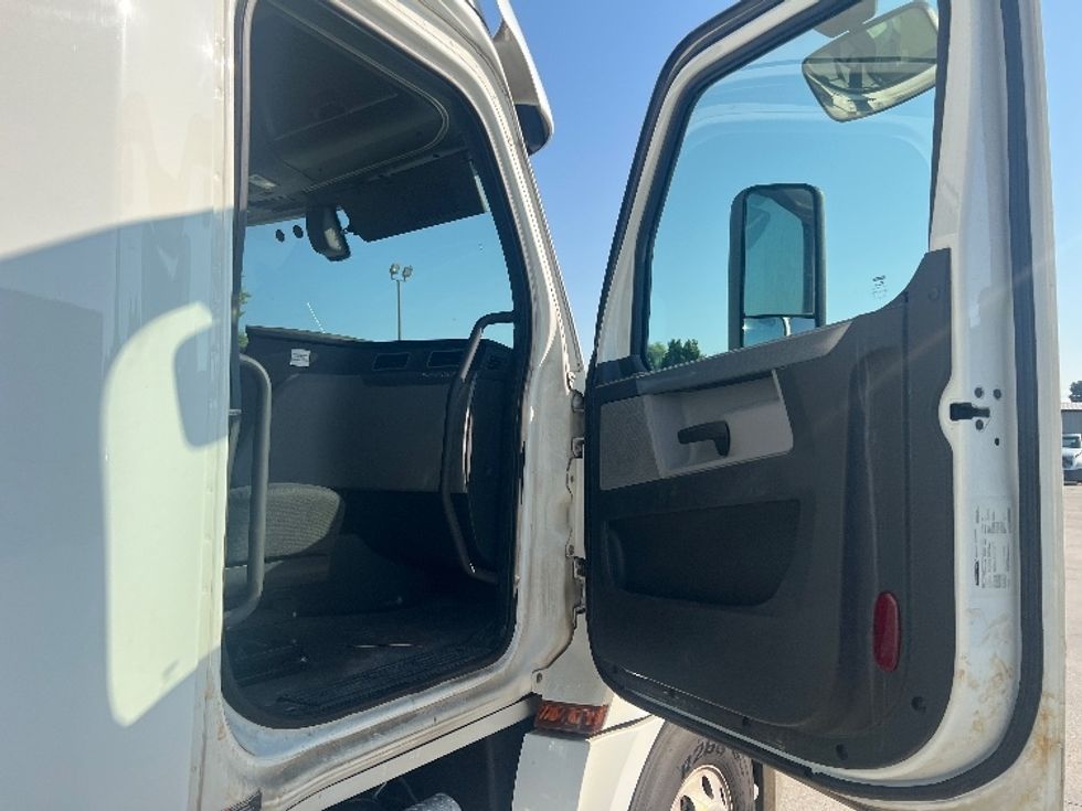 Sleeper Tractor-Heavy Duty Tractors-Freightliner-2020-T12664ST-Hammond-LA-376,542\n\t\tmiles-$ 74,750 - Image 13