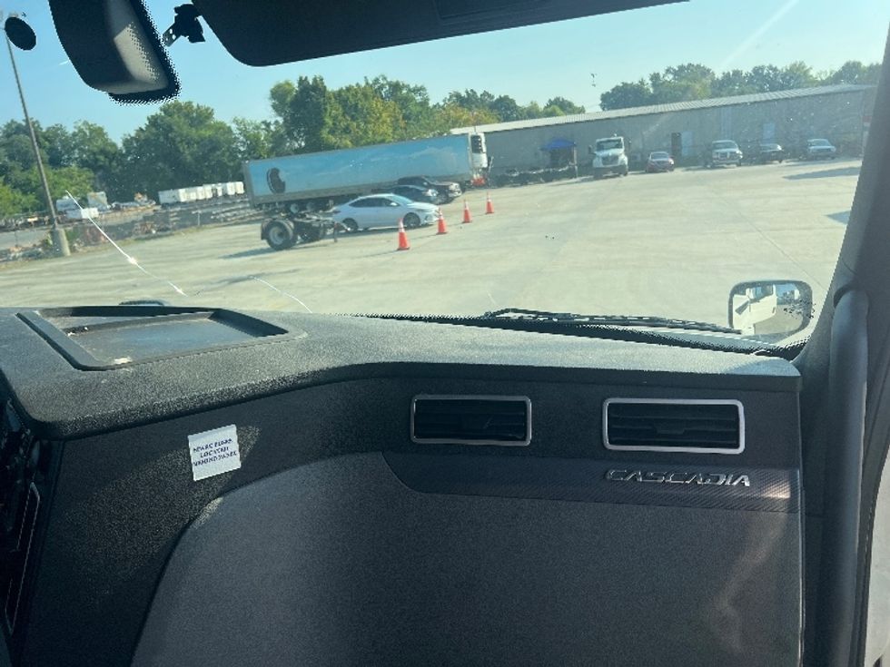 Sleeper Tractor-Heavy Duty Tractors-Freightliner-2020-T12664ST-Hammond-LA-376,542\n\t\tmiles-$ 74,750 - Image 14