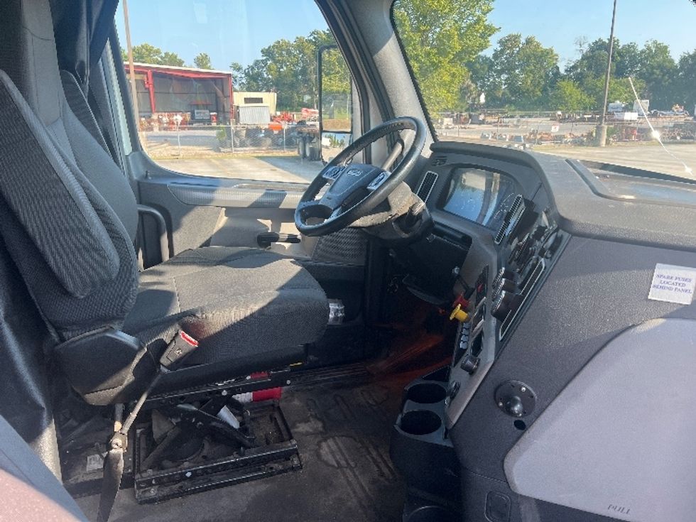 Sleeper Tractor-Heavy Duty Tractors-Freightliner-2020-T12664ST-Hammond-LA-376,542\n\t\tmiles-$ 74,750 - Image 15