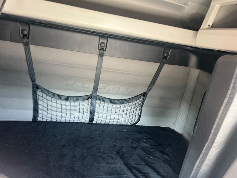 Sleeper Tractor-Heavy Duty Tractors-Freightliner-2020-T12664ST-Hammond-LA-376,542\n\t\tmiles-$ 74,750 - Image 16