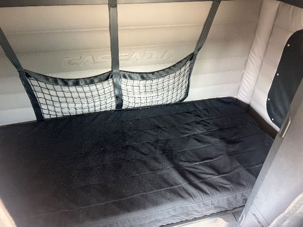 Sleeper Tractor-Heavy Duty Tractors-Freightliner-2020-T12664ST-Hammond-LA-376,542\n\t\tmiles-$ 74,750 - Image 17