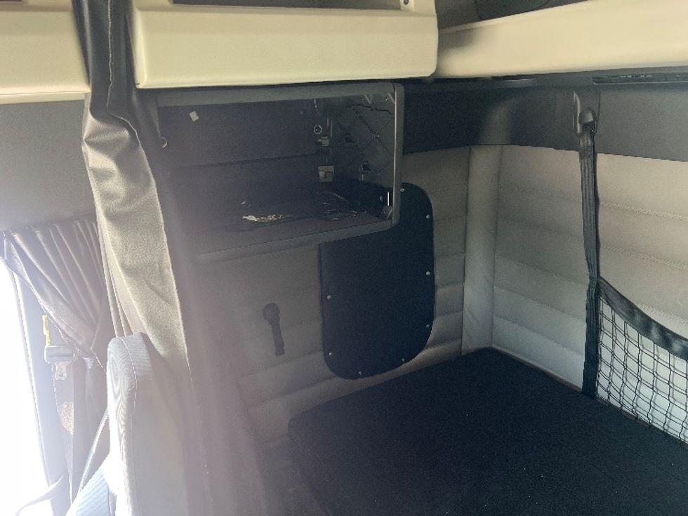 Sleeper Tractor-Heavy Duty Tractors-Freightliner-2020-T12664ST-Hammond-LA-376,542\n\t\tmiles-$ 74,750 - Image 19