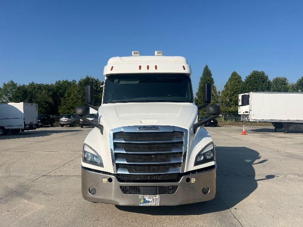 Sleeper Tractor-Heavy Duty Tractors-Freightliner-2020-T12664ST-Hammond-LA-376,542\n\t\tmiles-$ 74,750 - Image 2