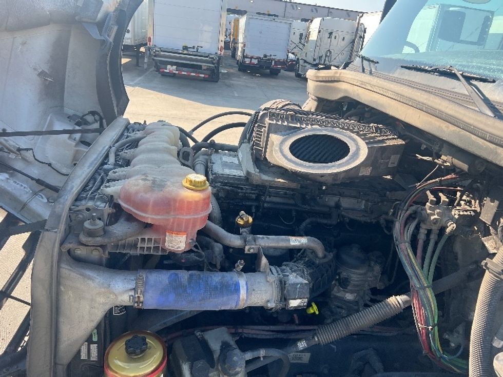 Sleeper Tractor-Heavy Duty Tractors-Freightliner-2020-T12664ST-Hammond-LA-376,542\n\t\tmiles-$ 74,750 - Image 21