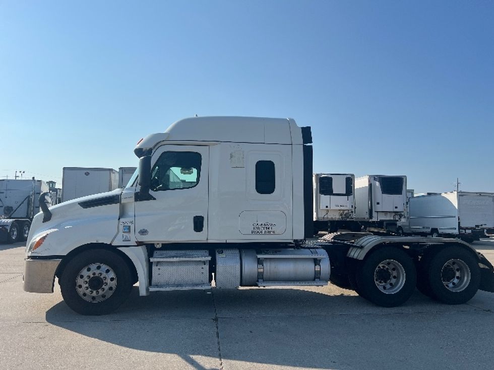 Sleeper Tractor-Heavy Duty Tractors-Freightliner-2020-T12664ST-Hammond-LA-376,542\n\t\tmiles-$ 74,750 - Image 4