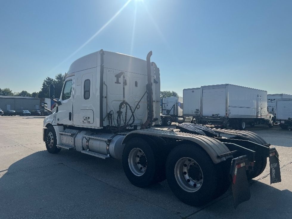 Sleeper Tractor-Heavy Duty Tractors-Freightliner-2020-T12664ST-Hammond-LA-376,542\n\t\tmiles-$ 74,750 - Image 5