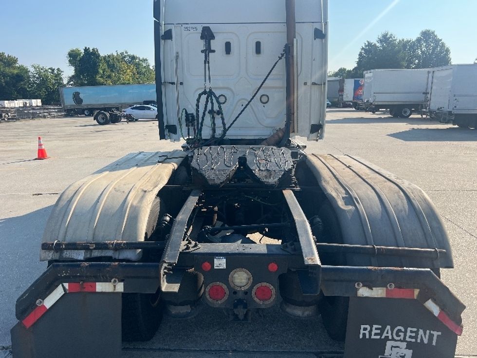 Sleeper Tractor-Heavy Duty Tractors-Freightliner-2020-T12664ST-Hammond-LA-376,542\n\t\tmiles-$ 74,750 - Image 6