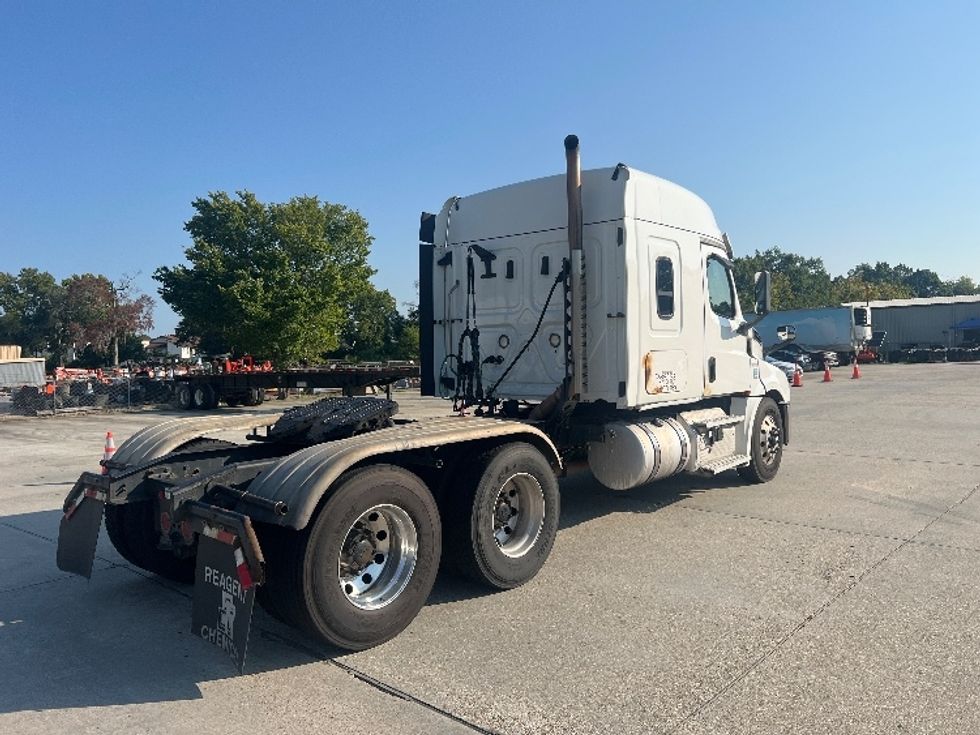 Sleeper Tractor-Heavy Duty Tractors-Freightliner-2020-T12664ST-Hammond-LA-376,542\n\t\tmiles-$ 74,750 - Image 7