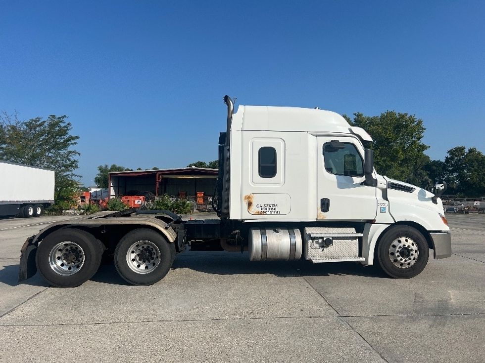 Sleeper Tractor-Heavy Duty Tractors-Freightliner-2020-T12664ST-Hammond-LA-376,542\n\t\tmiles-$ 74,750 - Image 8