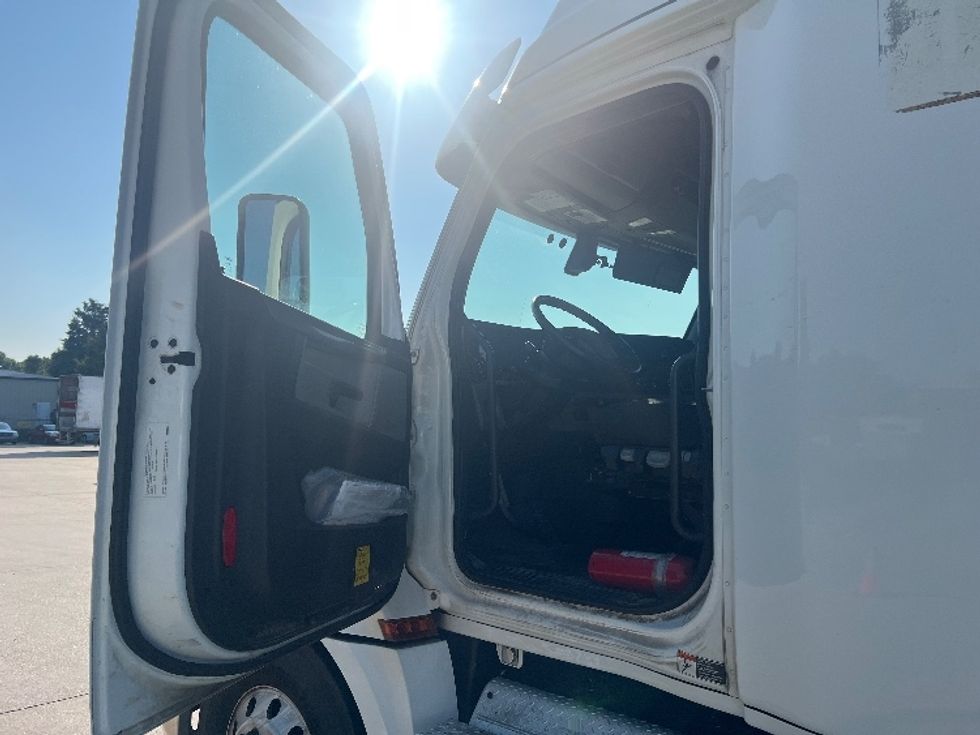 Sleeper Tractor-Heavy Duty Tractors-Freightliner-2020-T12664ST-Hammond-LA-376,542\n\t\tmiles-$ 74,750 - Image 9