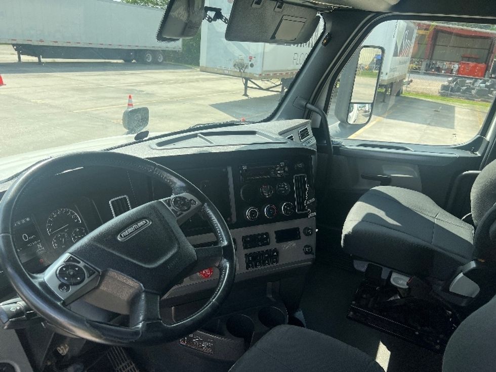 Sleeper Tractor-Heavy Duty Tractors-Freightliner-2020-T12664ST-Hammond-LA-381,429\n\t\tmiles-$ 74,500 - Image 10