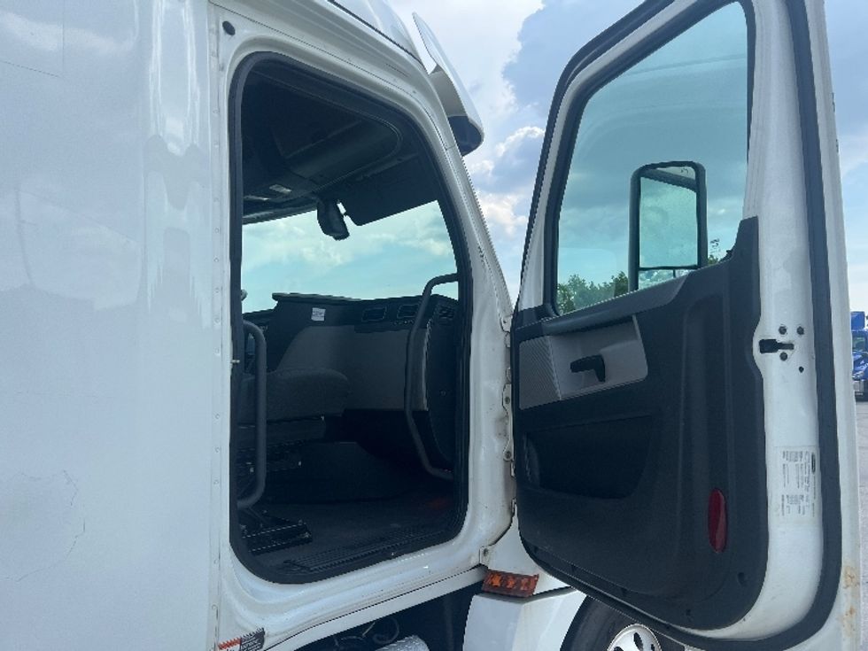 Sleeper Tractor-Heavy Duty Tractors-Freightliner-2020-T12664ST-Hammond-LA-381,429\n\t\tmiles-$ 74,500 - Image 13