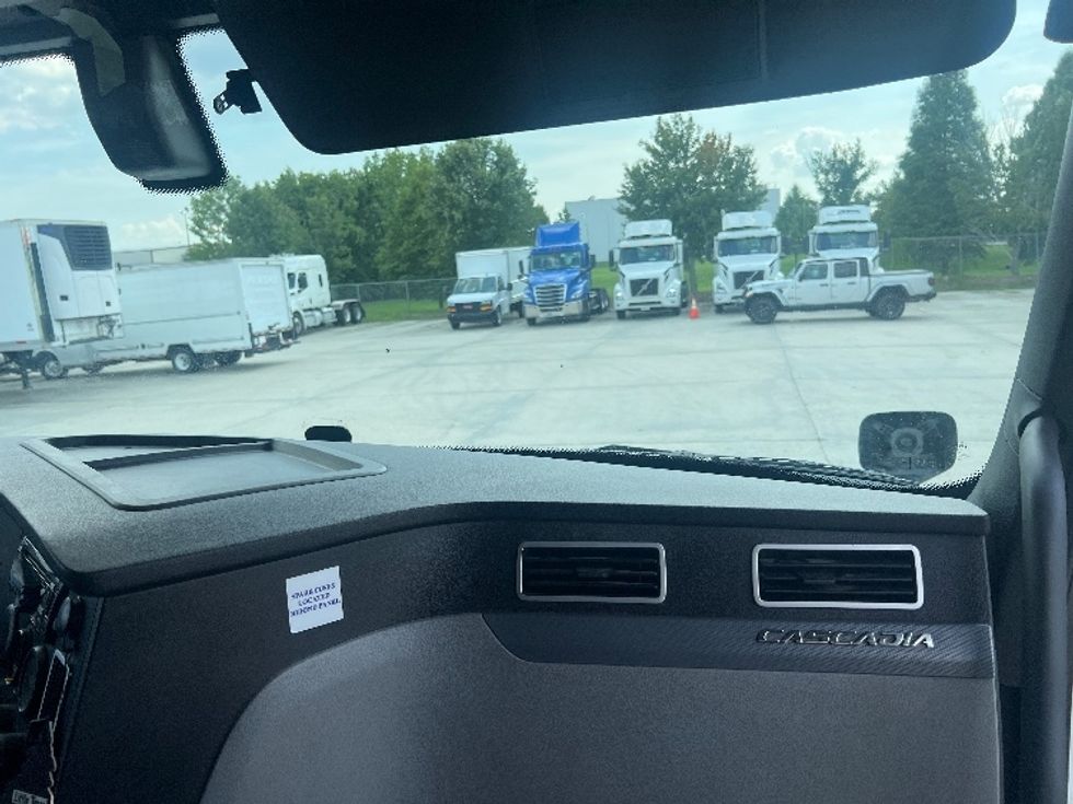 Sleeper Tractor-Heavy Duty Tractors-Freightliner-2020-T12664ST-Hammond-LA-381,429\n\t\tmiles-$ 74,500 - Image 14