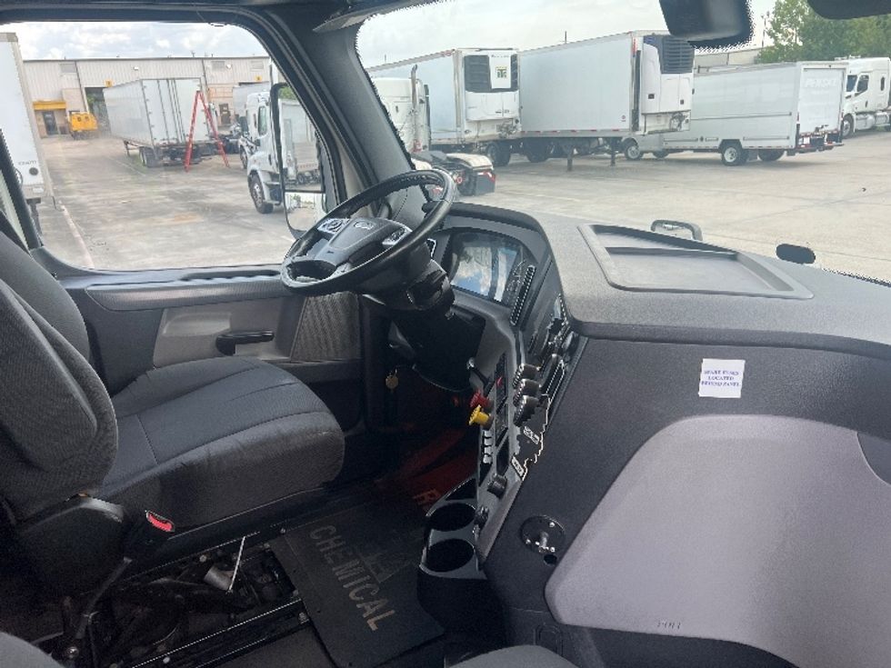 Sleeper Tractor-Heavy Duty Tractors-Freightliner-2020-T12664ST-Hammond-LA-381,429\n\t\tmiles-$ 74,500 - Image 15