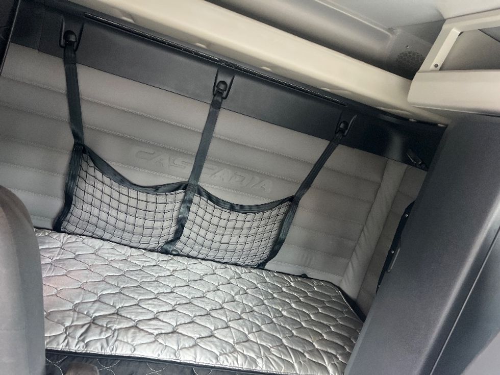 Sleeper Tractor-Heavy Duty Tractors-Freightliner-2020-T12664ST-Hammond-LA-381,429\n\t\tmiles-$ 74,500 - Image 16