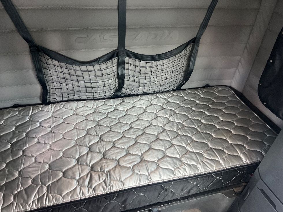 Sleeper Tractor-Heavy Duty Tractors-Freightliner-2020-T12664ST-Hammond-LA-381,429\n\t\tmiles-$ 74,500 - Image 17