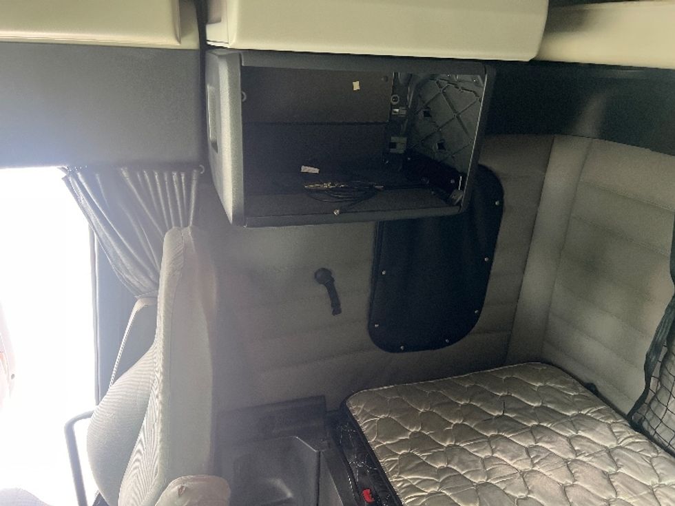 Sleeper Tractor-Heavy Duty Tractors-Freightliner-2020-T12664ST-Hammond-LA-381,429\n\t\tmiles-$ 74,500 - Image 19