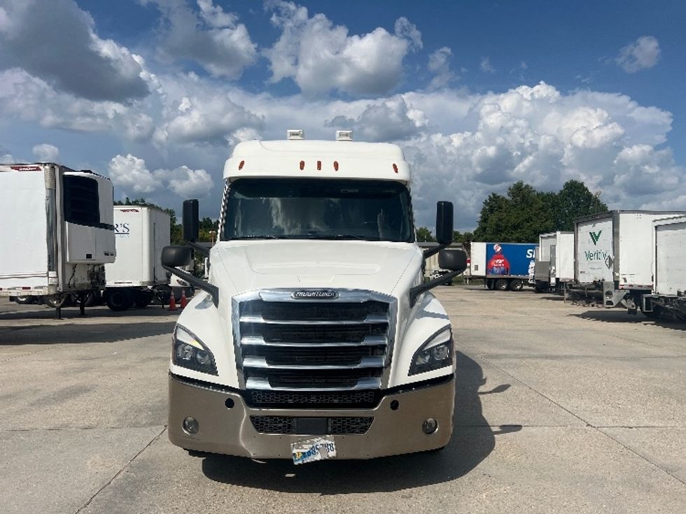 Sleeper Tractor-Heavy Duty Tractors-Freightliner-2020-T12664ST-Hammond-LA-381,429\n\t\tmiles-$ 74,500 - Image 2