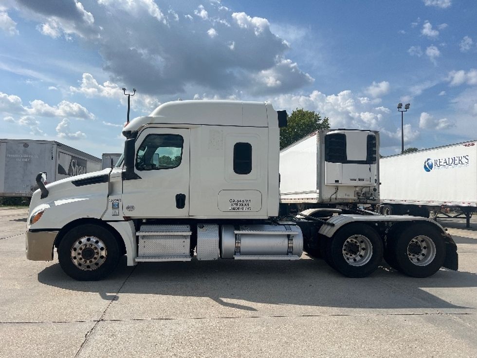 Sleeper Tractor-Heavy Duty Tractors-Freightliner-2020-T12664ST-Hammond-LA-381,429\n\t\tmiles-$ 74,500 - Image 4