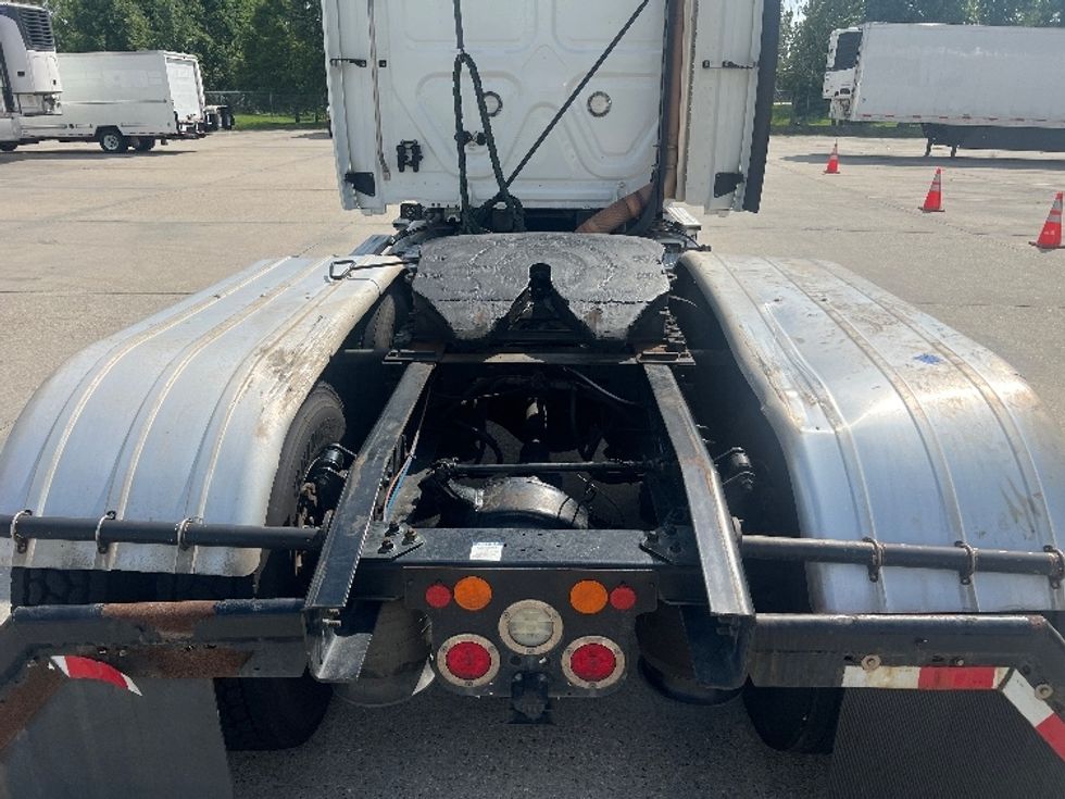 Sleeper Tractor-Heavy Duty Tractors-Freightliner-2020-T12664ST-Hammond-LA-381,429\n\t\tmiles-$ 74,500 - Image 6
