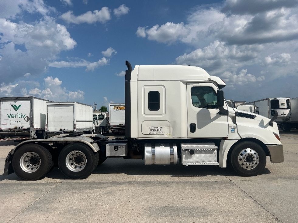 Sleeper Tractor-Heavy Duty Tractors-Freightliner-2020-T12664ST-Hammond-LA-381,429\n\t\tmiles-$ 74,500 - Image 8