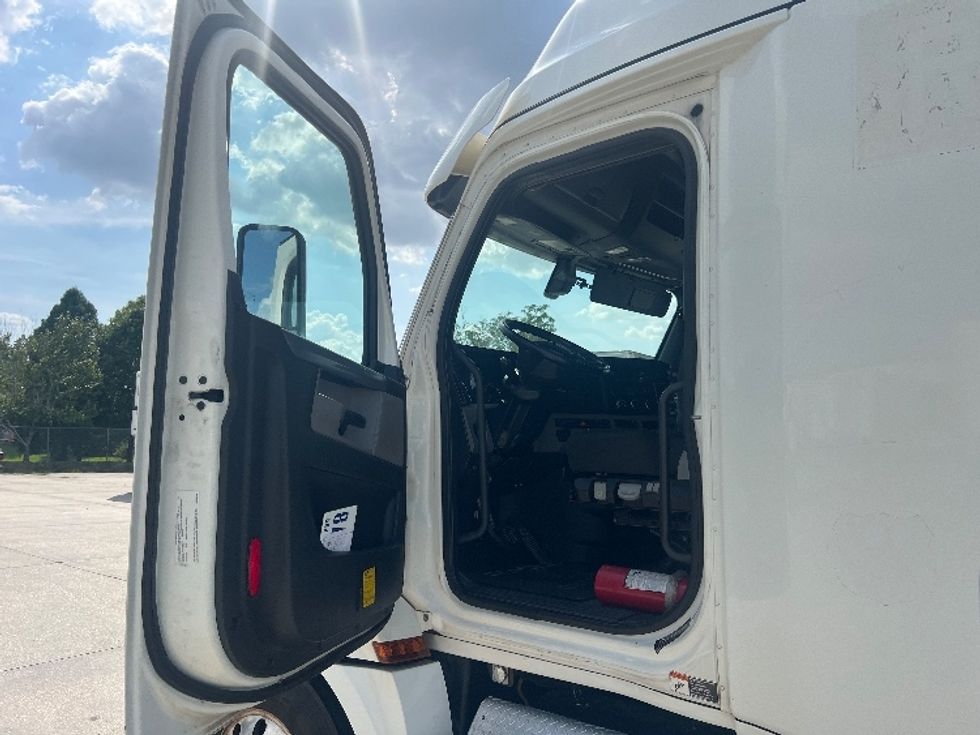 Sleeper Tractor-Heavy Duty Tractors-Freightliner-2020-T12664ST-Hammond-LA-381,429\n\t\tmiles-$ 74,500 - Image 9