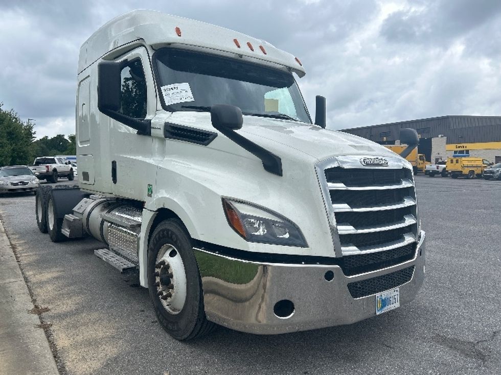 Sleeper Tractor-Heavy Duty Tractors-Freightliner-2020-T12664ST-Hammond-LA-520,758\n\t\tmiles-$ 61,000 - Image 1