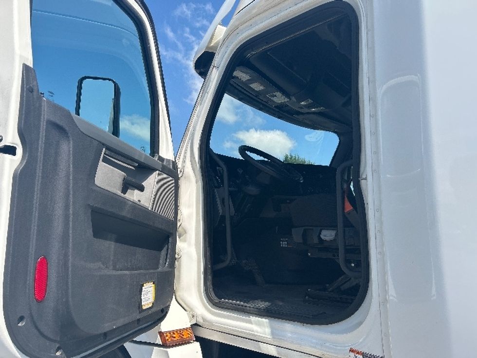 Sleeper Tractor-Heavy Duty Tractors-Freightliner-2020-T12664ST-Hammond-LA-520,758\n\t\tmiles-$ 61,000 - Image 10