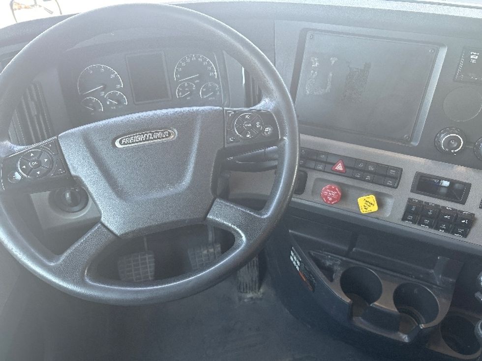 Sleeper Tractor-Heavy Duty Tractors-Freightliner-2020-T12664ST-Hammond-LA-520,758\n\t\tmiles-$ 61,000 - Image 11