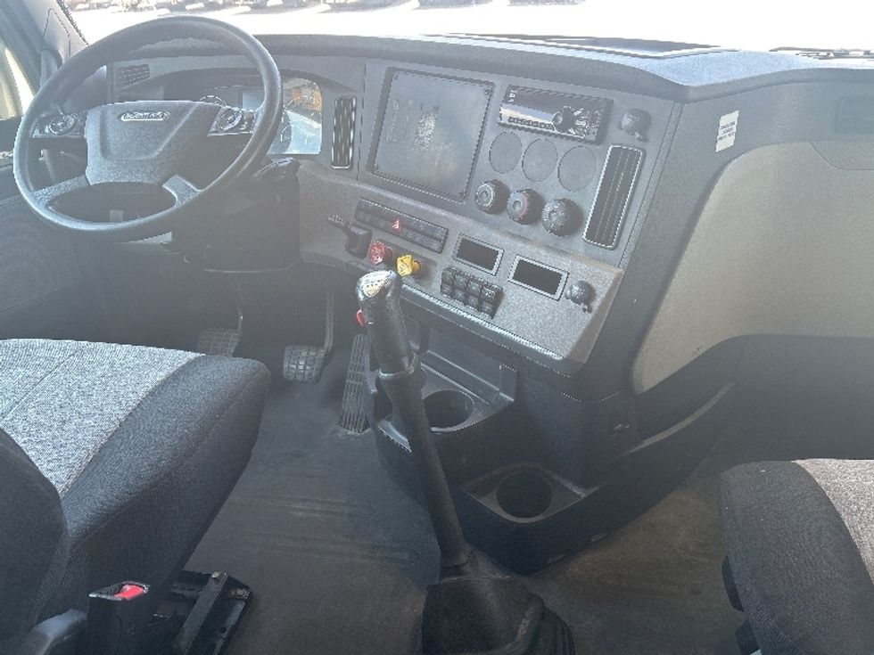 Sleeper Tractor-Heavy Duty Tractors-Freightliner-2020-T12664ST-Hammond-LA-520,758\n\t\tmiles-$ 61,000 - Image 12