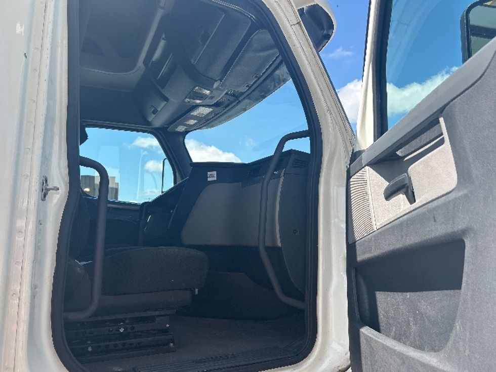 Sleeper Tractor-Heavy Duty Tractors-Freightliner-2020-T12664ST-Hammond-LA-520,758\n\t\tmiles-$ 61,000 - Image 13