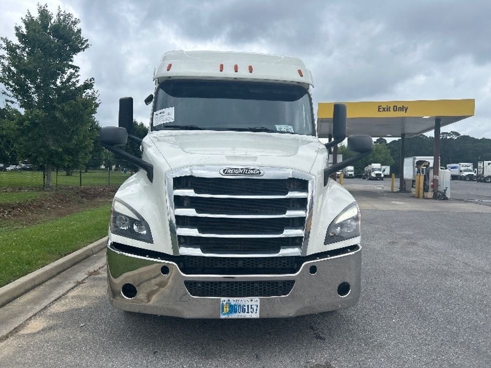 Sleeper Tractor-Heavy Duty Tractors-Freightliner-2020-T12664ST-Hammond-LA-520,758\n\t\tmiles-$ 61,000 - Image 2