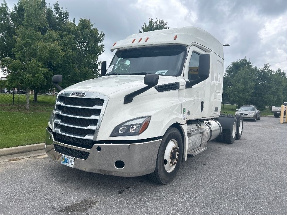Sleeper Tractor-Heavy Duty Tractors-Freightliner-2020-T12664ST-Hammond-LA-520,758\n\t\tmiles-$ 61,000 - Image 3