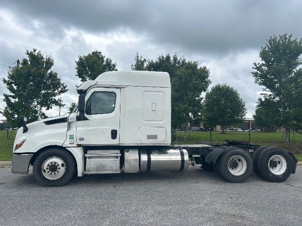 Sleeper Tractor-Heavy Duty Tractors-Freightliner-2020-T12664ST-Hammond-LA-520,758\n\t\tmiles-$ 61,000 - Image 4