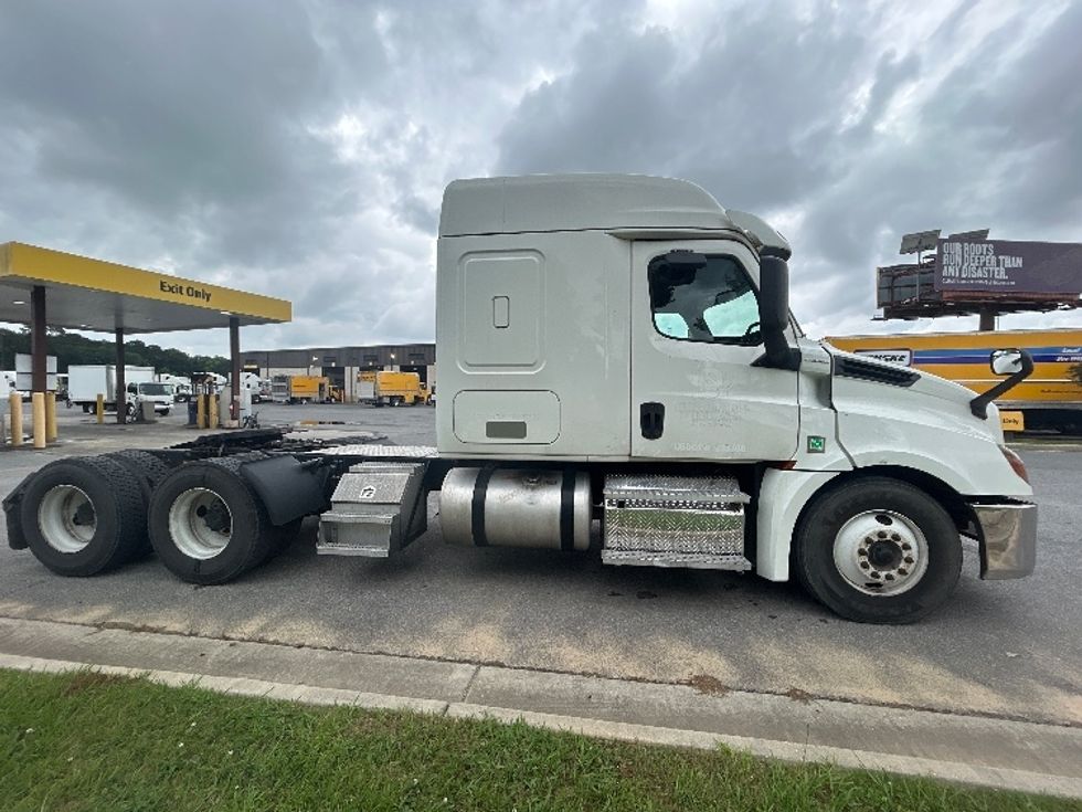 Sleeper Tractor-Heavy Duty Tractors-Freightliner-2020-T12664ST-Hammond-LA-520,758\n\t\tmiles-$ 61,000 - Image 8